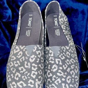 TOMS- women. Size 10. NWT. Gray cheetah print, perfect for spring